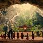 Procession de moines dans la fameuse "Grotte de Bouddha" - Plan tourné au 18 mm sur Steadicam 