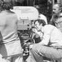 Costa Gavras, à l'œilleton d'un PVSR, et Jean Harnois, tournage de "Section spéciale", en 1975 - Photo Georges Pierre 
