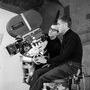 Jean-Luc Godard et Raoul Coutard, à la manivelle d'une tête Worrall surmontée d'un Mitchell BNC de chez Chevereau, tournage (...) 