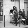 Sur le tournage de "Des Apaches" - Céline Bozon, à la caméra, Marion Befve, 1e assistante opératrice, assise, et des membres de (...) 