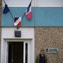Michel Gondry devant le collège portant son nom à Charny-Orée-de-Puisaye, dans l'Yonne - Photo David Quesemand 