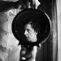 Vivian Maier, "Sans lieu, 1955" - Tirage argentique, 2014 © Estate of Vivian Maier, Courtesy of Maloof Collection and Howard (...) 