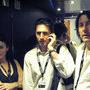 Dans l'ascenseur de l'hôtel Noga Hilton - Arnaud Denoual, Fujifilm, entre le directeur de la photo Glynn Speeckaert et l'amie de (...) 