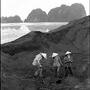 Femmes dans une mine de charbon au bord de la baie d'Halong, au Vietnam, pendant les repérages d'"Indochine", en novembre (...) 