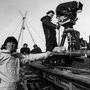 Jean-Jacques Bouhon, debout à la caméra, sur le tournage d'"Un bruit qui court", de Jean-Pierre Sentier, sur l'île de Groix (...) 