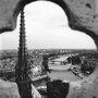 Vivian Maier, "Notre-Dame de Paris, 6 septembre 1959" - Tirage argentique, 2020 © Estate of Vivian Maier, Courtesy of Maloof (...) 