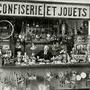 Méliès devant la deuxième boutique de la gare Montparnasse - Photographie, vers 1930 - Cinémathèque française 