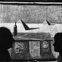Alexandre Alexeïeff et Claire Parker en silhouette devant l'écran d'épingles, 1980 - En fond, la dernière image de Trois thèmes, leur (...) 