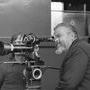 Orson Welles, à l'œilleton d'un Caméflex, tournage de "Vérités et mensonges", en 1975 - Photo Georges Pierre 
