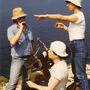 Jean-Jacques Bouhon, caméra à l'épaule, à Bonifacio sur "Le Grain de sable", en 1982 - Pomme Meffre, à droite, et Laurent Leymonie 