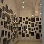 "Les Images noires" – Christian Boltanski (1995) - Verre, feuilles Canson® noir, cartons de fond gris, "cadres" en ruban (...) 