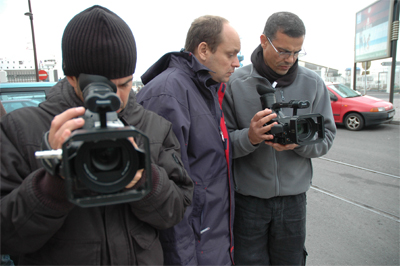 Sur le tournage de "La Graine et le mulet" - Lubomir Bakchev, au centre, et Abdellatif Kechiche, à droite, tenant une DVX100 utilisée pour filmer les répétitions<br class='manualbr' />(Photo Loïc Malavard)