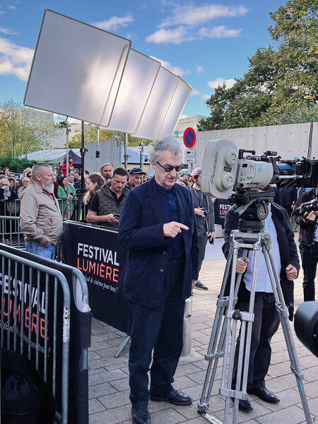 Wim Wenders validant la nouvelle position de caméra - Photo Guillaume Le Grontec