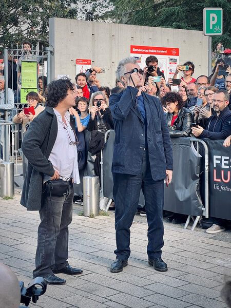 Gilles Porte et Wim Wenders scrutant les fausses teintes - Photo Guillaume Le Grontec