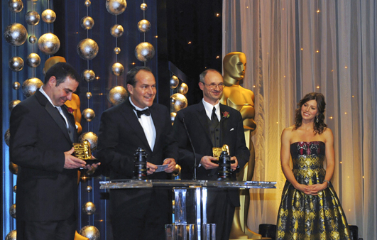 Pendant la remise de l'Oscar - De gauche à droite : Dominique Chervin, Philippe Parrain, PDG de Thales Angénieux, Bruno Coumert et Jessica Biel