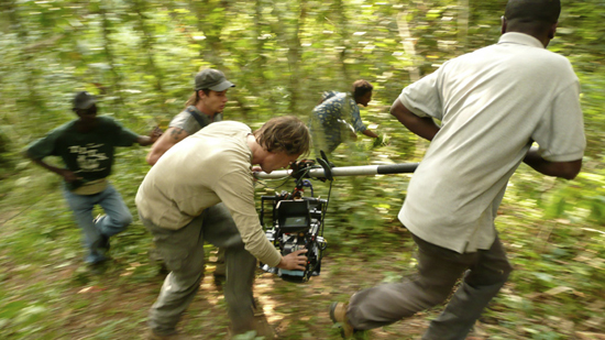Marc Koninckx maintient la "caméra supspendue" à une barre - Lors du tournage d'une scène de poursuite sur <i>Le Jour où Dieu est parti en voyage</i>