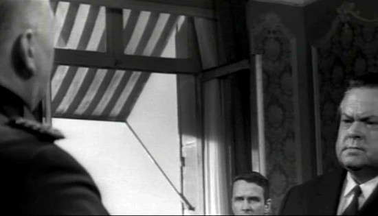 Orson Welles tronqué - lors du passage sur France 3 de <i>Paris brûle-t-il ?</i> de René Clémént au format 14/9 (1,55:1) au lieu du Scope original (capture d'écran)