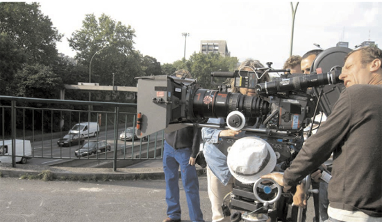 Philippe Piffeteau à l'œilleton de la caméra - sur le tournage de <i>Seuls Two</i> d'Eric Judor et Ramzy Bedia