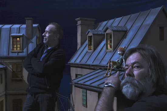 Renato Berta et Jean-Paul Toraille pointant du doigt Félicie - sur l'un des 27 plateaux de tournage de <i>Max & Co.</i> de Samuel et Frédéric Guillaume