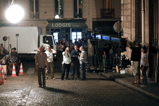 Darius Khondji, au centre en chemise bleue - Sur le tournage de <i>Midnight in Paris</i>