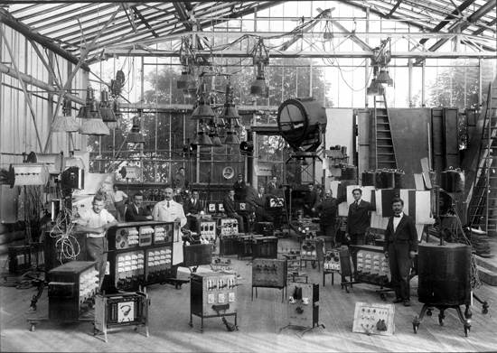 Projecteurs et équipements électriques sur un plateau sous verrières des studios Eclair (début des années 1920)