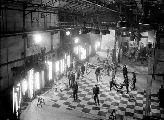 Eclairages à rampes de tubes à vapeur de mercure Cooper-Hewitt sur un plateau des studios Cinéroman (fin des années 1920) - Collection Cinémathèque française
