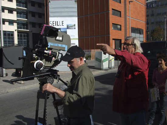 Wilfrid Sempé, à côté de la caméra, et Jean-Claude Brisseau - dans les rues de Marseille pendant le tournage d'<i>A l'aventure</i> (en arrière-plan, Alexandrine Daloiso au clap)<br class='manualbr' />Photo Hugues Gémignani