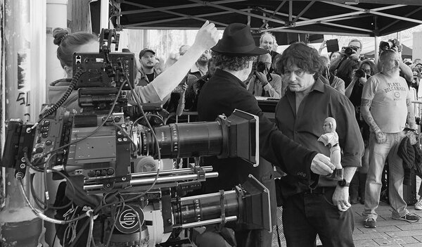 Tim Burton, marionnette en main, Gilles Porte et les caméras - Photo Jean-Marie Dreujou