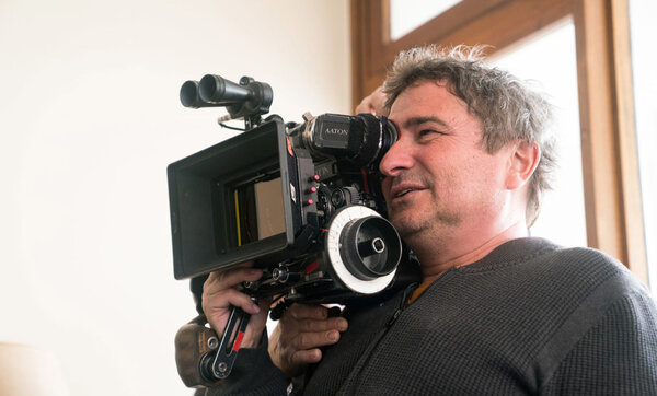 Eric Gautier, Aaton XTR Prod à l'épaule, sur un des tournages de "The Eddy" - Photo "British Cinematographer"