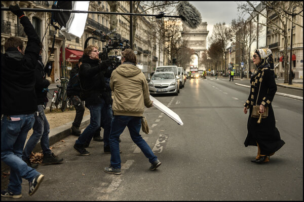 Julien Hirsch, à la caméra, et Isabelle Huppert sur le tournage de "La Daronne" - Photo Guy Ferrandis