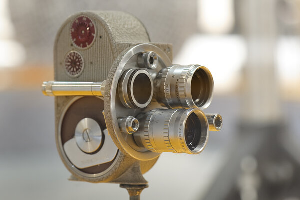 Caméra Bell & Howell 134 (format 8 mm) - Tourelle munie de 2 objectifs : en haut, Taylor & Hobson “Taytal” 0,5 inch f.1,7 et Angénieux 6,6 mm f.1,8 - Photo Marc Salomon