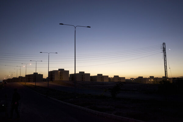 Banlieue de Zarqa - Plan d'aube dans un quartier désert. Tous les bâtiments sont vides, on se croirait dans un Fritz Lang. Fantôme de colonies israéliennes. <i>(Samuel, jeudi 24 juillet)</i>