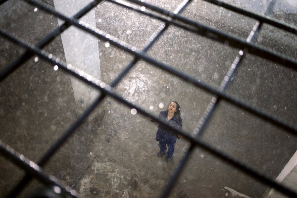 Maïssa à Zarqa - Zarqa, journée de " retake ". On refait la scène de pluie dans la cour de la prison. Maïssa semble supporter les grilles sur la photo. Elle a porté le film pendant six semaines en réalité… <i>(Samuel, samedi 26 juillet)</i>