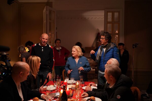 Photo de plateau : un dîner en intérieur nuit - Photo : David Koskas.