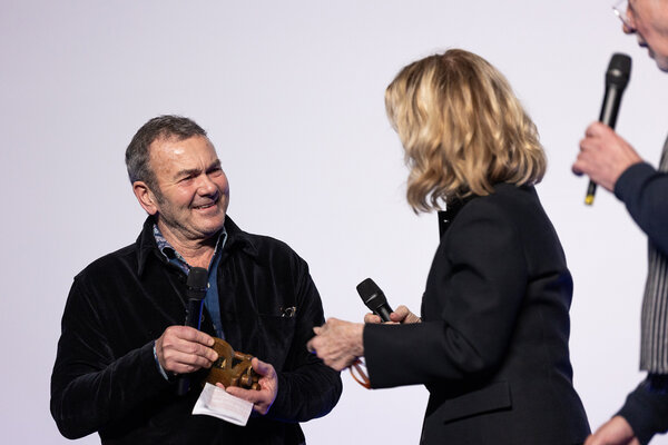 Yves Cape, trophée en mains - Photo Katarzyna Średnicka