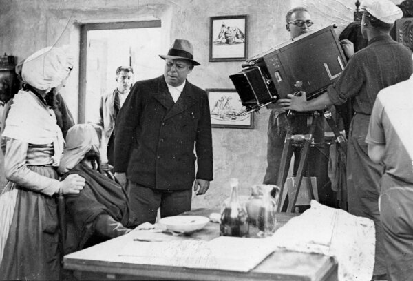 Sur le tournage de "La Marseillaise", Jean Renoir et Jean Bourgoin (de face, derrière la caméra) - Valérie Bourgoin