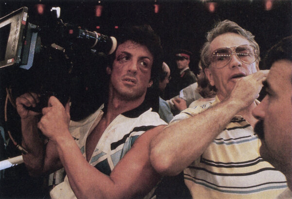 Sylvester Stallone et Bill Butler sur le tournage de "Rocky IV", en 1986 - <i>American Cinematographer</i>, février 1986