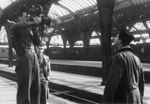 Tournage de “Chiffonnard et Bonaloy”, en 1954, avec Pierre Lhomme, à la caméra, et Jean-Claude Brialy, à droite - Archives personnelles Pierre Lhomme