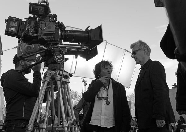 Guillaume Mattana, 1er assistant caméra, Gilles Porte et Wim Wenders sur fond de cadres de diffusion - Photo Anastasia Humann