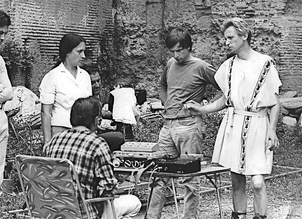 Sur le tournage d'"Othon" - De g. à d. : Danièle Huillet, Ugo Piccone, en partie caché derrière elle, Louis Hochet, assis de dos, Renato Berta et Jean-Marie Sraub