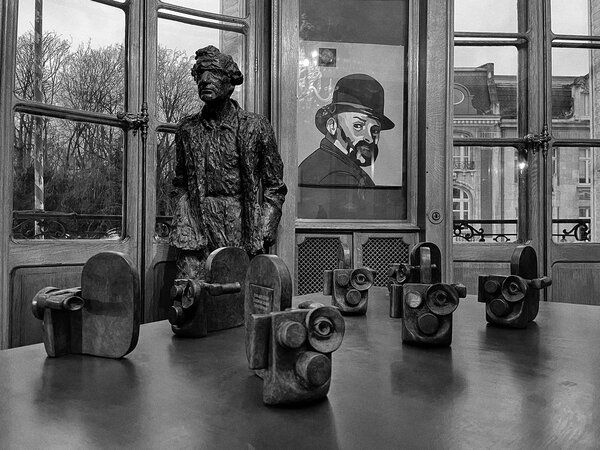 Veille de cérémonie à Bruxelles : les sept exemplaires sont enfin prêts, sous le regard d'un Woody Allen en bronze, une sculpture grandeur nature de Myriam Chataignère - Photo Stéphan Massis
