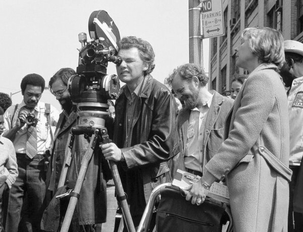 Francis F. Coppola, Gordon Willis (à la caméra) et Michael Chapman (barbu) - Tournage du <i>Parrain</i>, en 1972
