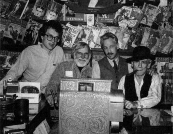 Wim Wenders, Joe Biroc, Frederic Forrest et Samuel Fuller sur le tournage de "Hammett" en 1981