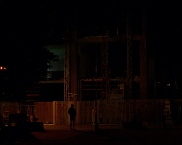 Scène d'immeuble de nuit sur "Here"
