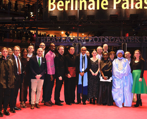 L'équipe du film "Black Tea" sur le tapis rouge - Abderrahmane Sissako, longue écharpe bleue, Aymerick Pilarski, 3<sup class="typo_exposants">e</sup> à sa gauche - Photo Olivier Marceny