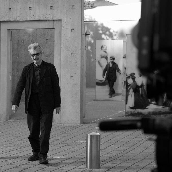 Wim Wenders devant l'emplacement du grand portail des usines Lumière - Photo Anastasia Humann