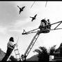 Shooting the “duck fair” scene on a crane with a crew member - Nikos Meletopoulos, left, Patrick Grandperret, operating, and a crew member - (…) 