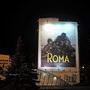 ... Devant une affiche murale de "Roma" - Photo Jean-Noël Ferragut 