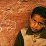 Elyes, enfant bédouin - Désert de Wadi Rum. Classé au Patrimoine mondial de l'UNESCO... Je donne un crayon blanc à Elyes, 6 ans, enfant (…) 