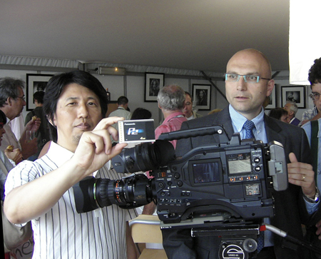 Une carte P2 et la caméra Panasonic HPX3000G - Tetsuya Miyazawa, à gauche, et André Meterian de Panasonic sur le stand CST-AFC lors du Festival de Cannes 2007